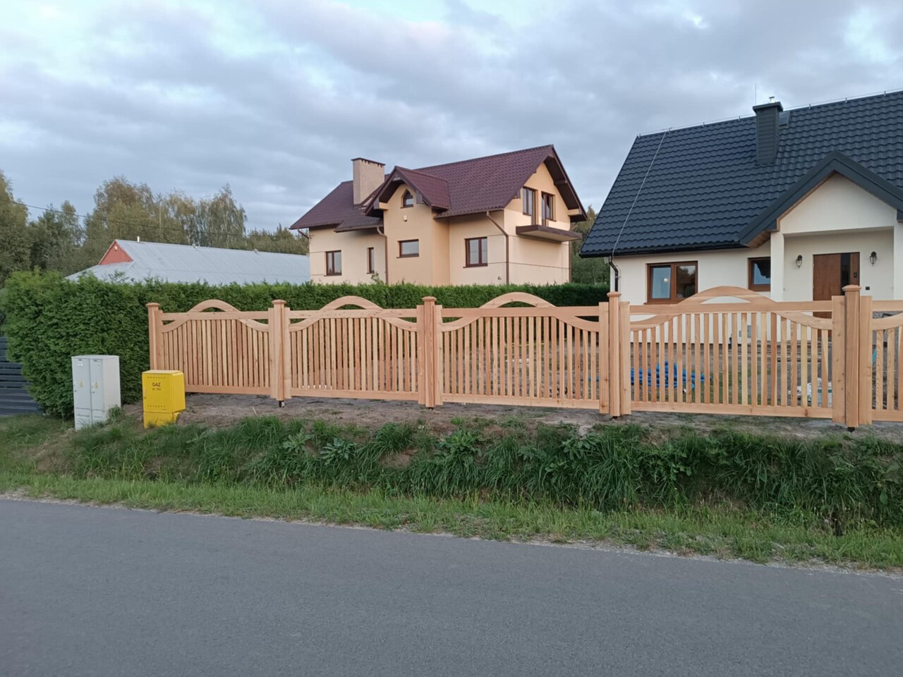 drewniana brama z furtką